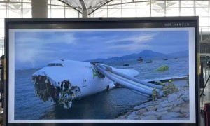 香港机场货机坠海事故追踪:飞机偏离跑道中线162米撞上巡逻车,黑匣子已锁定位置但仍未打捞上岸